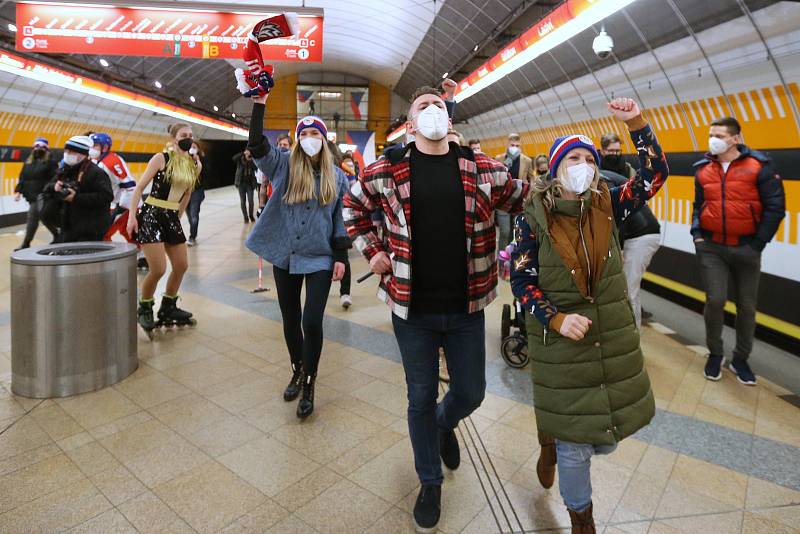 Po pražském metru se proháněli olympionici.