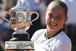 Jelena Ostapenková s trofejí pro vítězku Roland Garros.