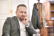 Ministr práce a sociálních věcí Marian Jurečka (KDU-ČSL) představil novelu zákoníku práce. Co obsahuje? Deník.cz přináší základní otázky a odpovědi.