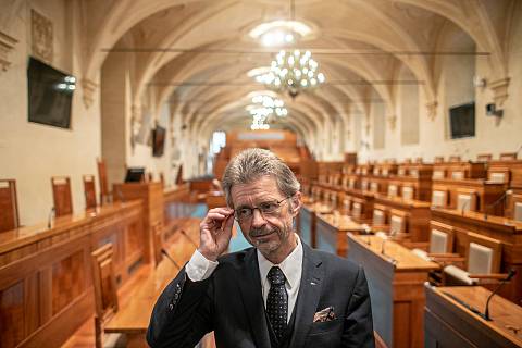 Předseda Senátu Miloš Vystrčil při fotografování pro Deník 21. května 2020