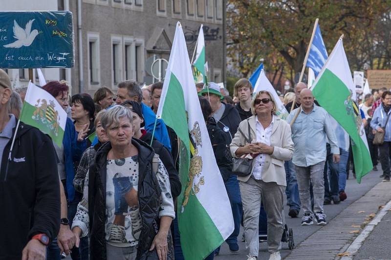 Protivládních demonstrací v Sasku se účastní tisíce lidí. Někteří proti pomoci válkou zmítané Ukrajině protestují s ruskými či říšskými vlajkami.