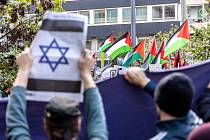 Proizraelský protidemonstrátor ukazuje židovské noviny s Davidovou hvězdou, v pozadí propalestinští demonstranti. Po teroristickém útoku Hamasu na Izrael došlo v celém Německu k četným reakcím. Ilustrační snímek