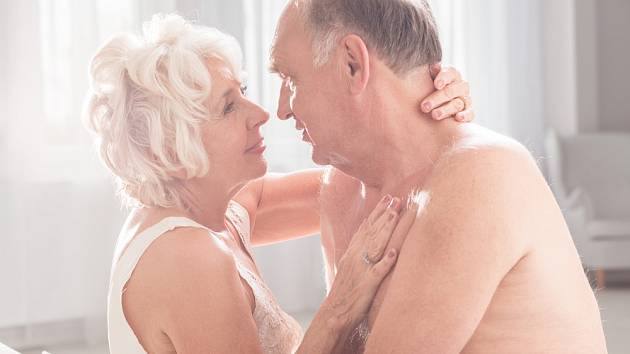 Při pohlavním styku nemívají větší problémy lidé do osmdesáti let. Ale i starší mohou sexuálně žít, jen si mnohdy potřebují kupovat preparáty na erekci a častěji navštěvovat lékaře. Ilustrační foto