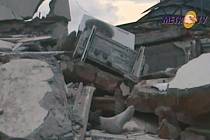 Noha vyčnívající z trosek na záběru indonéské televize po zemětřesení ve městě Pondang na ostrově Sumatra.