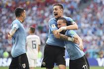 Uruguayci slaví gól proti Rusku.