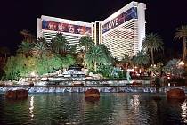 Resort Mirage byl prvním ve Vegas, který se zaměřil kromě kasina také na atrakce pro hosty. Nyní je resort na prodej.