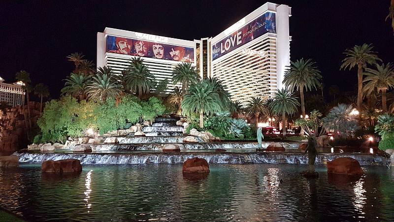 Resort Mirage byl prvním ve Vegas, který se zaměřil kromě kasina také na atrakce pro hosty. Nyní je resort na prodej.