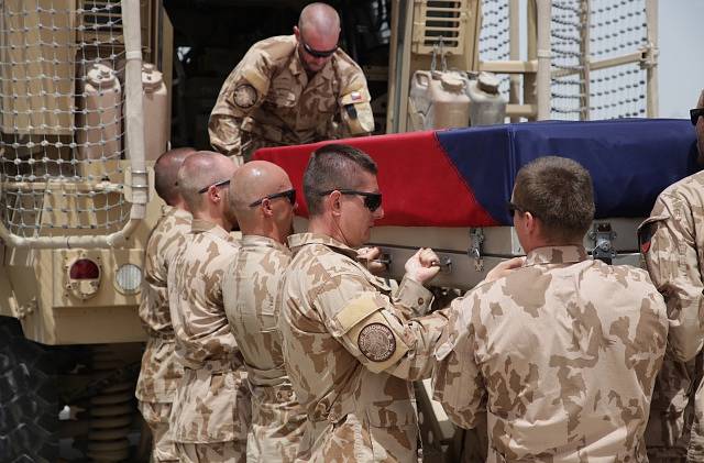 Čeští i koaliční vojáci se na letišti na základně Bagrám v Afghánistánu rozloučili se svými třemi českými spolubojovníky.
