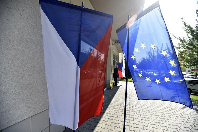 Vlajky ČR a EU, voleb do Evropského parlamentu - ilustrační foto.