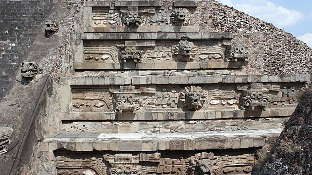 Po starověké mayské říši se dochovala řada památek i artefaktů, přesto však epocha jejího největšího rozkvětu nadále skrývá tajemství