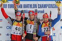 Stupně vítězů na ME v biatlonu. Na snímku zleva stříbrný Šlesingr, vítěz Polák Sikora a bronzový Rus Balandin.