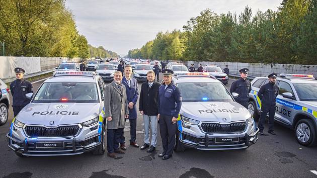 Předání policejních vozů se zúčastnil ministr vnitra Vít Rakušan a policejní prezident Martin Vondrášek
