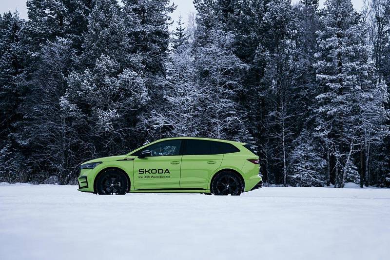 Automobilka Škoda pokořila s plně elektrickým vozem SUV Enyaq RS rekord v nejdelším souvislém driftu na ledě.