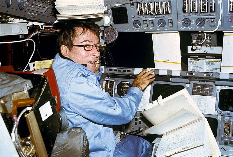 Velitel mise John W. Young později velel první misi z programu Space Shuttle.