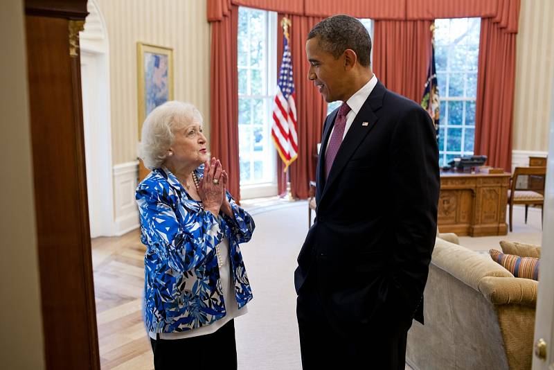 Betty White s bývalým prezidentem Spojených států Barackem Obamou v roce 2012.