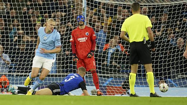 Fotbalista Manchesteru City Erling Haaland (vlevo) se raduje z gólu