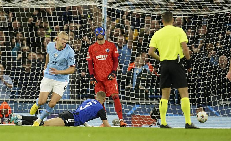Fotbalista Manchesteru City Erling Haaland (vlevo) se raduje z gólu