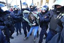 Policie v Petrohradě zadržuje demonstrantku během protestu proti ruské invazi na Ukrajinu.