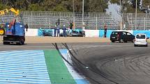 Lewis Hamilton při testech v Jerezu v zatáčce tvrdě narazil do bariéry.