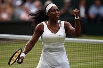 Serena Williamsová se na Wimbledonu přiblížila čtvrtému triumfu na grandslamu v řadě.