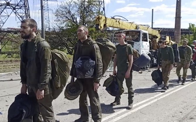 Na fotografii z videa ruského ministerstva obrany opouštějí ukrajinští vojáci 20. května 2022 ocelárnu Azovstal v Mariupolu