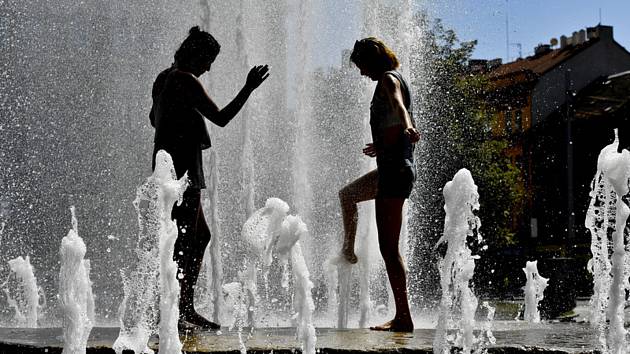 Vedra, dívky se fontáně - ilustrační foto