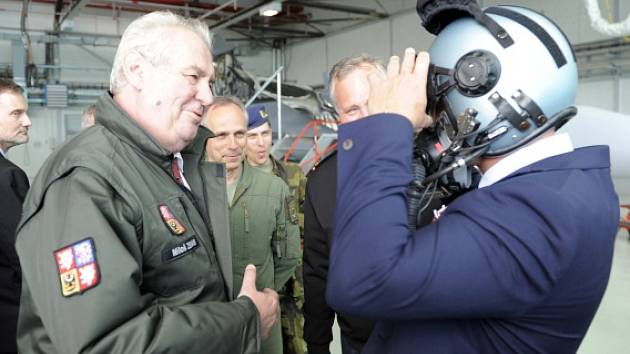 Prezident Miloš Zeman (vlevo) pokračoval 29. dubna v návštěvě Středočeského kraje. Odpoledne navštívil 21. základnu taktického letectva Čáslav. Vpravo je kancléř Vratislav Mynář, který si sedl do kokpitu JAS-39 Gripen.