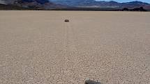 Plachtící či klouzající se kameny jsou jednou z nejslavnějších "atrakcí" kalifornského Údolí smrti