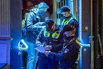 Policie kontroluje dodržování protikoronavirových opatření v restauraci v Hamburku
