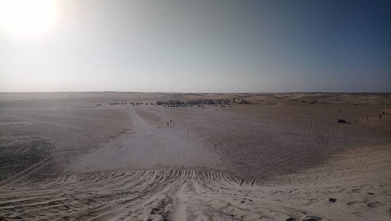 Vesmírný přístav Mos Espa na planetě Tatooine uprostřed pouště. Kulisy tady zanechali filmaři, kteří zde natáčeli Hvězdné války.