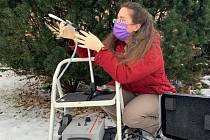 Vědkyně Elizabeth Clareová získává vzorky vzduchu v zoo. Ze vzduchu následně dokáže určit, jaké zvířecí druhy v okruhu stovek metrů žijí.