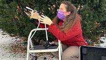 Vědkyně Elizabeth Clareová získává vzorky vzduchu v zoo. Ze vzduchu následně dokáže určit, jaké zvířecí druhy v okruhu stovek metrů žijí.