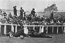 Okamžik tragédie. Sufražetka Emily Davisonová byla právě sražena koněm Anmerem britského krále Jiřího V., před nějž vběhla během pořádání Epsom Derby 4. června 1913