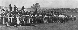 Okamžik tragédie. Sufražetka Emily Davisonová byla právě sražena koněm Anmerem britského krále Jiřího V., před nějž vběhla během pořádání Epsom Derby 4. června 1913