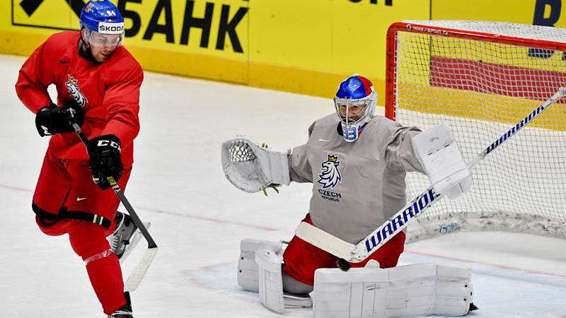 Mistrovství světa v hokeji, dopolední rozbruslení české reprezentace před večerním utkáním skupiny B s Lotyšskem 16. května 2019 v Bratislavě. Útočník Radek Faksa a brankář Pavel Francouz