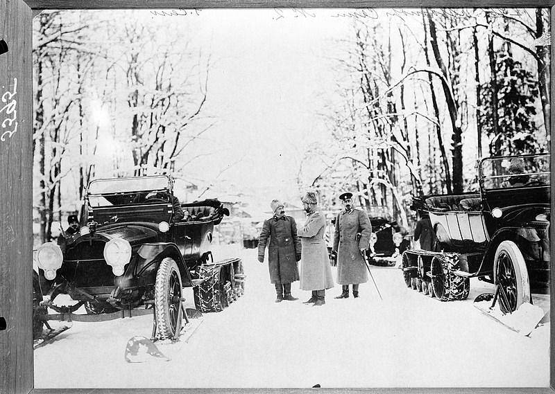 Automobily cara Mikuláše II. vybavené pásovými podvozky Adolpha Kégresse.