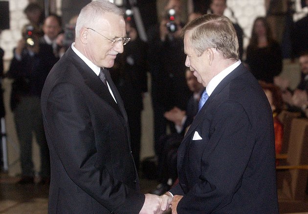 Václav Klaus a Václav Havel v den, kdy se Klaus ujal po Havlovi úřadu prezidenta.