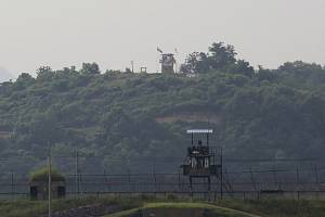 Strážní věže KLDR (v pozadí) a Jižní Koreje (vpředu) na hranici obou zemí na snímku z 16. června 2020