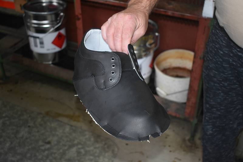 Výroba kožené obuvi ve firmě Redno Šumava v Kolinci na Klatovsku