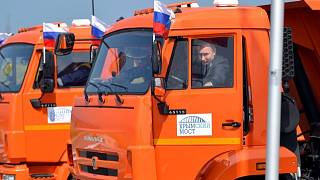 Putin přijel kamionem přes most na Krym. Nepřipoutal se a překročil  rychlost - Deník.cz