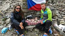 Nepál - Expedice Manáslu 8163 m, rok 2021 - S Miri u čortenu - zde se prosí Bohy Hory o přízeň