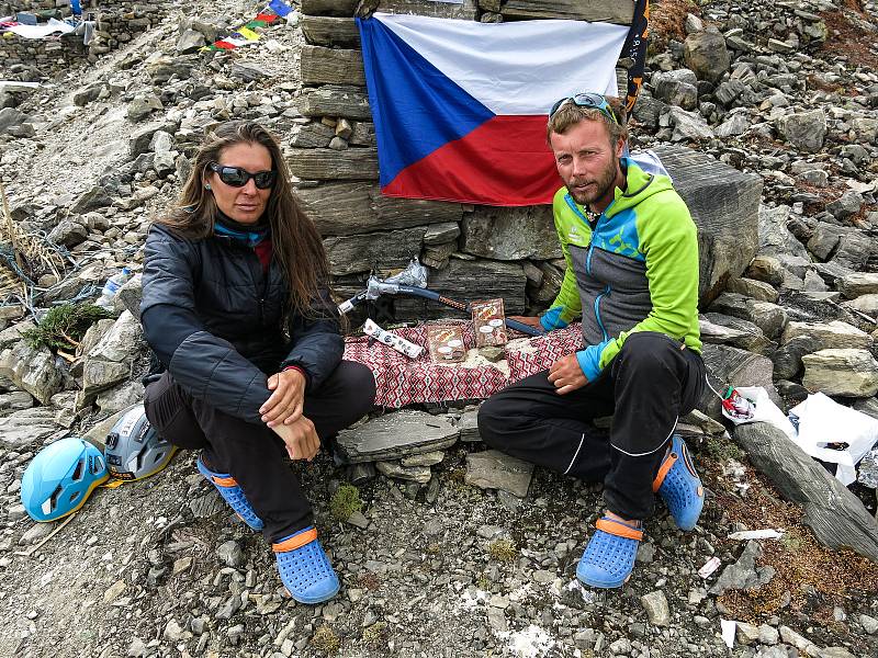 Nepál - Expedice Manáslu 8163 m, rok 2021 - S Miri u čortenu - zde se prosí Bohy Hory o přízeň