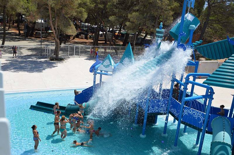 Na ploše 6300 metrů čtverečních s více než 2400 metry čtverečními bazénů a vodních cest naplněných mořskou vodou nabízí Aquapark Čikat skvělou zábavu už od roku 2015.