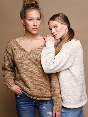 Hedvábí se díky svým skvělým termoregulačním vlastnostem hodí i na výrobu svetrů. Kateřina Babíková je na snímku vpravo.