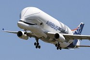 Obří nákladní letoun Beluga XL při svém prvním vzletu