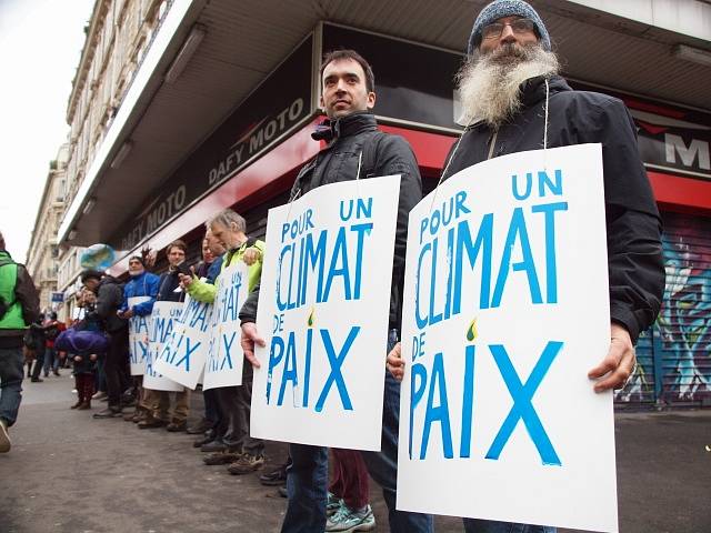 Policie dnes v Paříži rázně zakročila proti stovkám narušitelů pořádku v rámci pouličních akcí k nadcházejícímu klimatickému summitu OSN ve francouzské metropoli. 