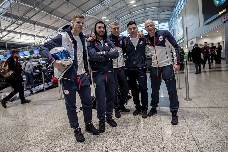Část českých sportovců odletěla 1. února z Prahy zimní olympiádu v Jižní Koreji. Na snímku bobisté.