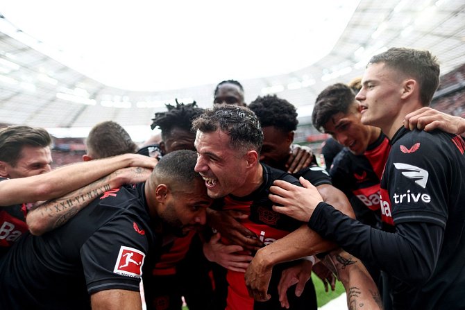 Radost fotbalistů Leverkusenu z mistrovského titulu.