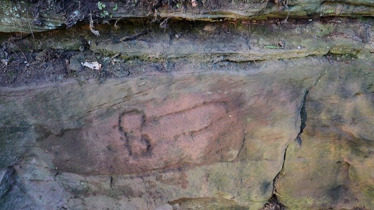 Kromě několika obličejů a řady nápisů objevili archeologové na stěně lomu vyrytý penis