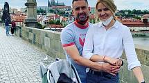 Tomáš Plekanec s Lucií Šafářovou a dcerou Leontýnkou na Karlově mostě v Praze.